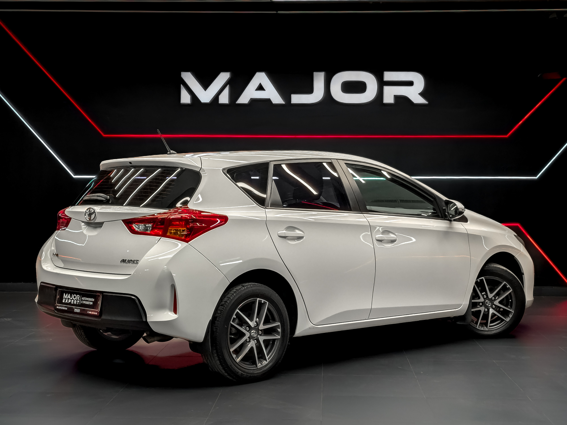 TOYOTA Auris 1.60 (132 л.с), автомат, 2014, пробег 90 640 км