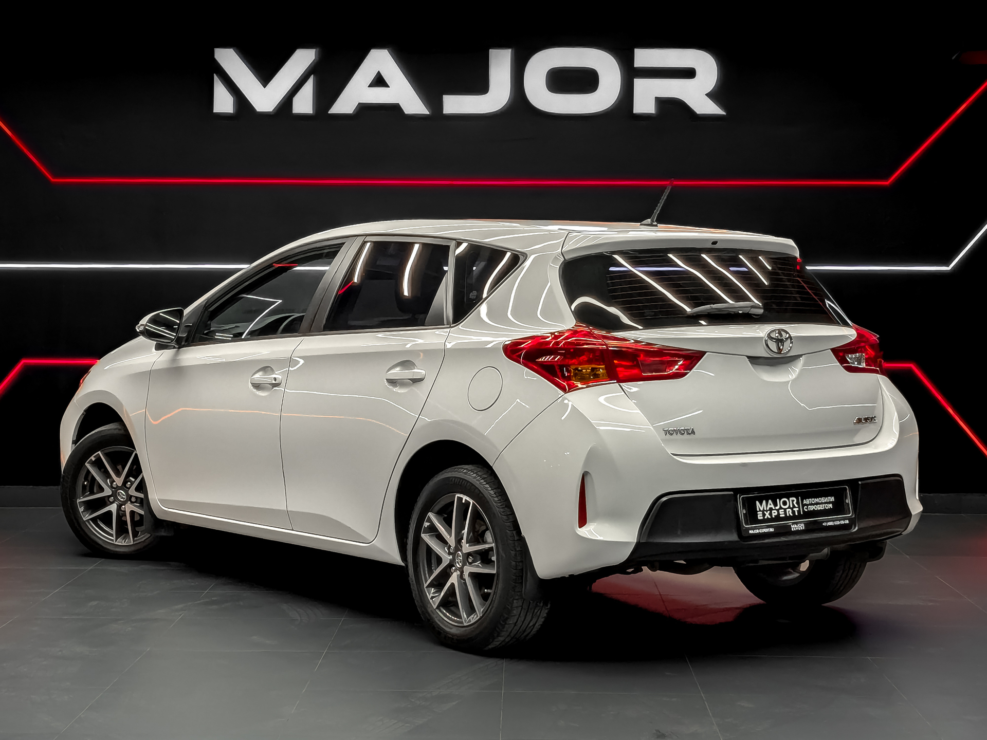 TOYOTA Auris 1.60 (132 л.с), автомат, 2014, пробег 90 640 км