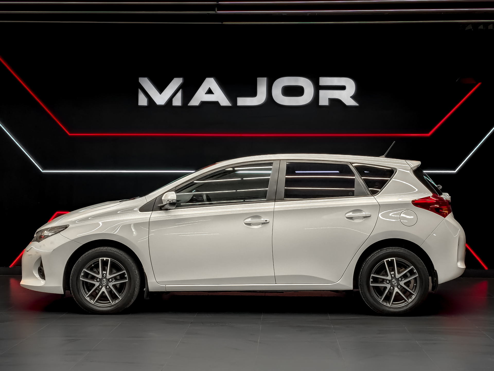 TOYOTA Auris 1.60 (132 л.с), автомат, 2014, пробег 90 640 км