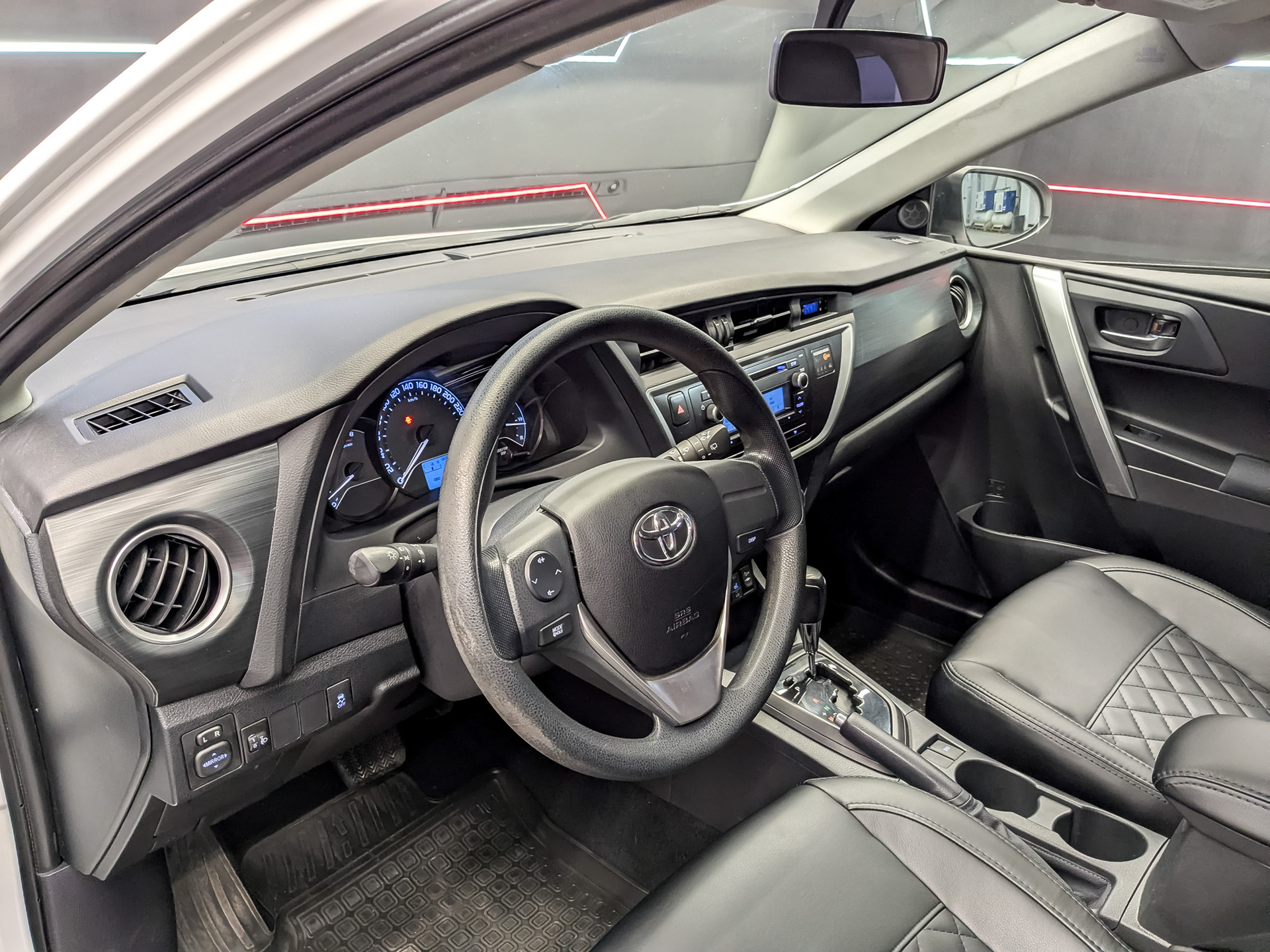 TOYOTA Auris 1.60 (132 л.с), автомат, 2014, пробег 90 640 км