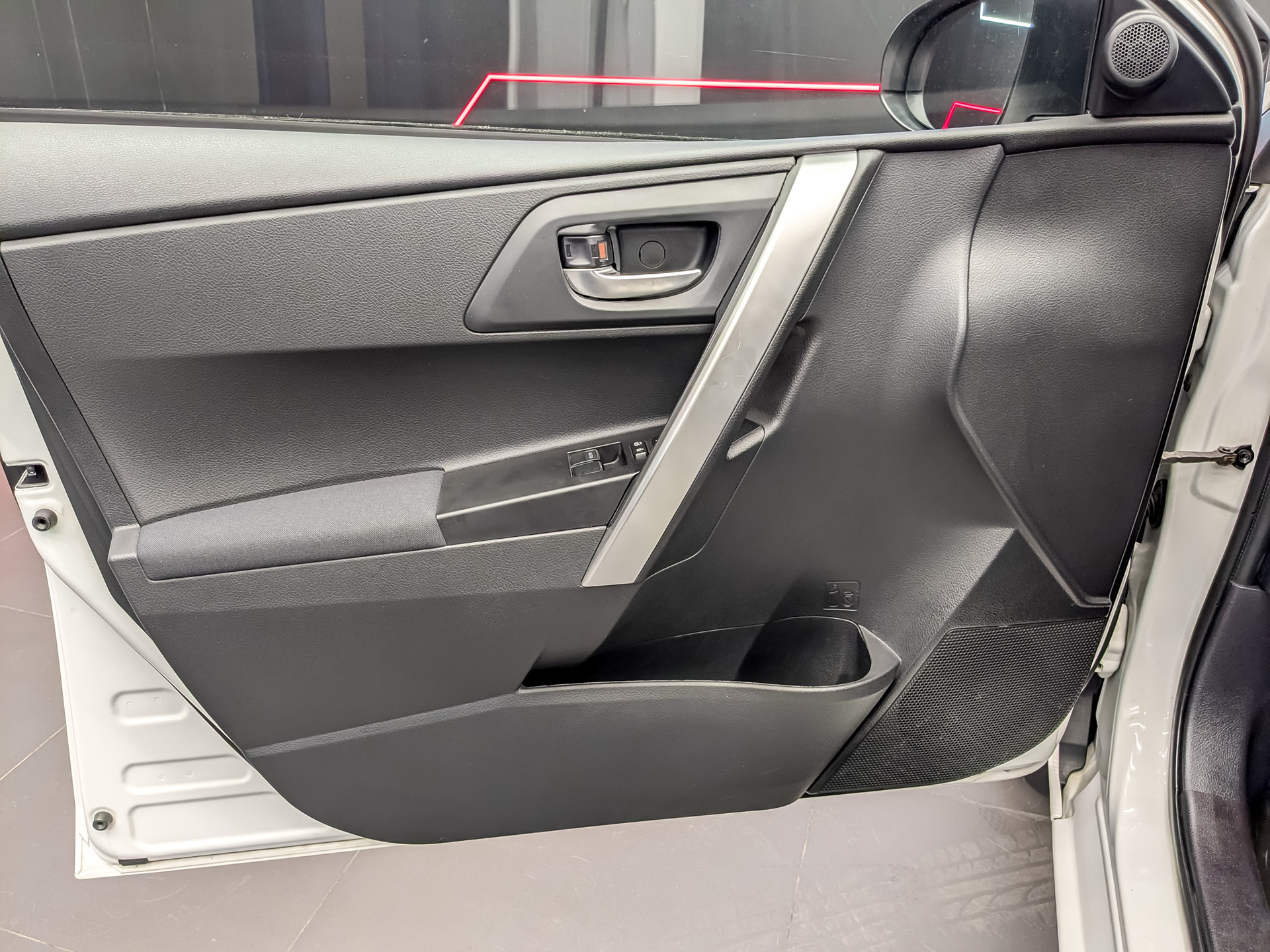 TOYOTA Auris 1.60 (132 л.с), автомат, 2014, пробег 90 640 км