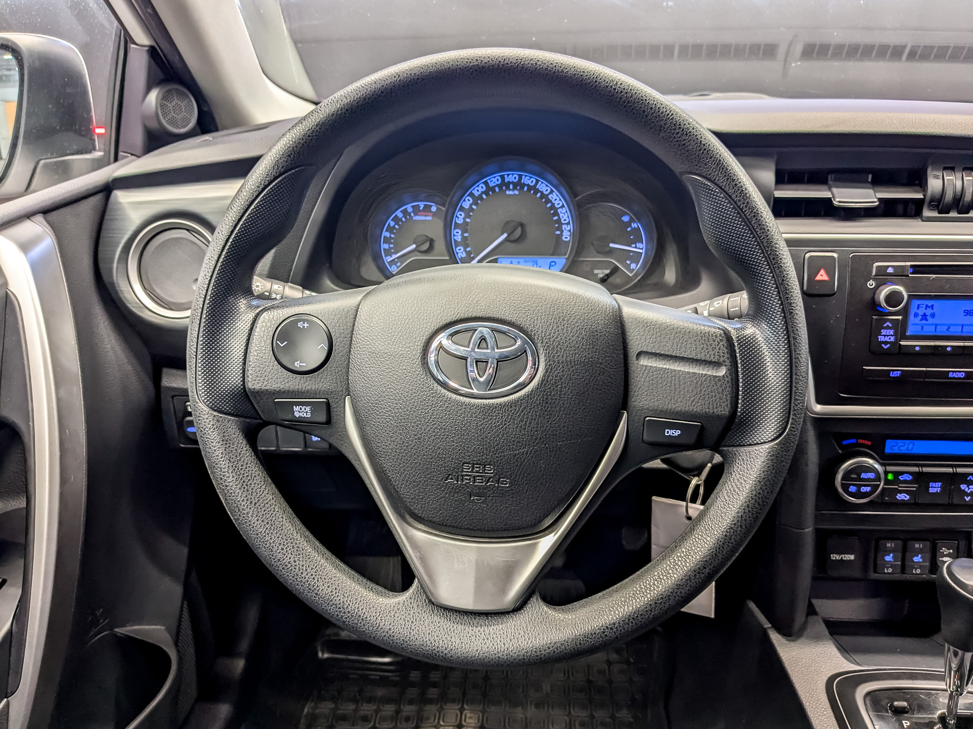 TOYOTA Auris 1.60 (132 л.с), автомат, 2014, пробег 90 640 км