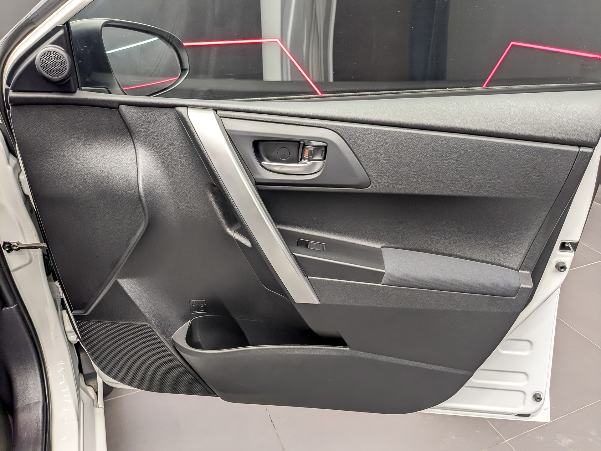 TOYOTA Auris 1.60 (132 л.с), автомат, 2014, пробег 90 640 км