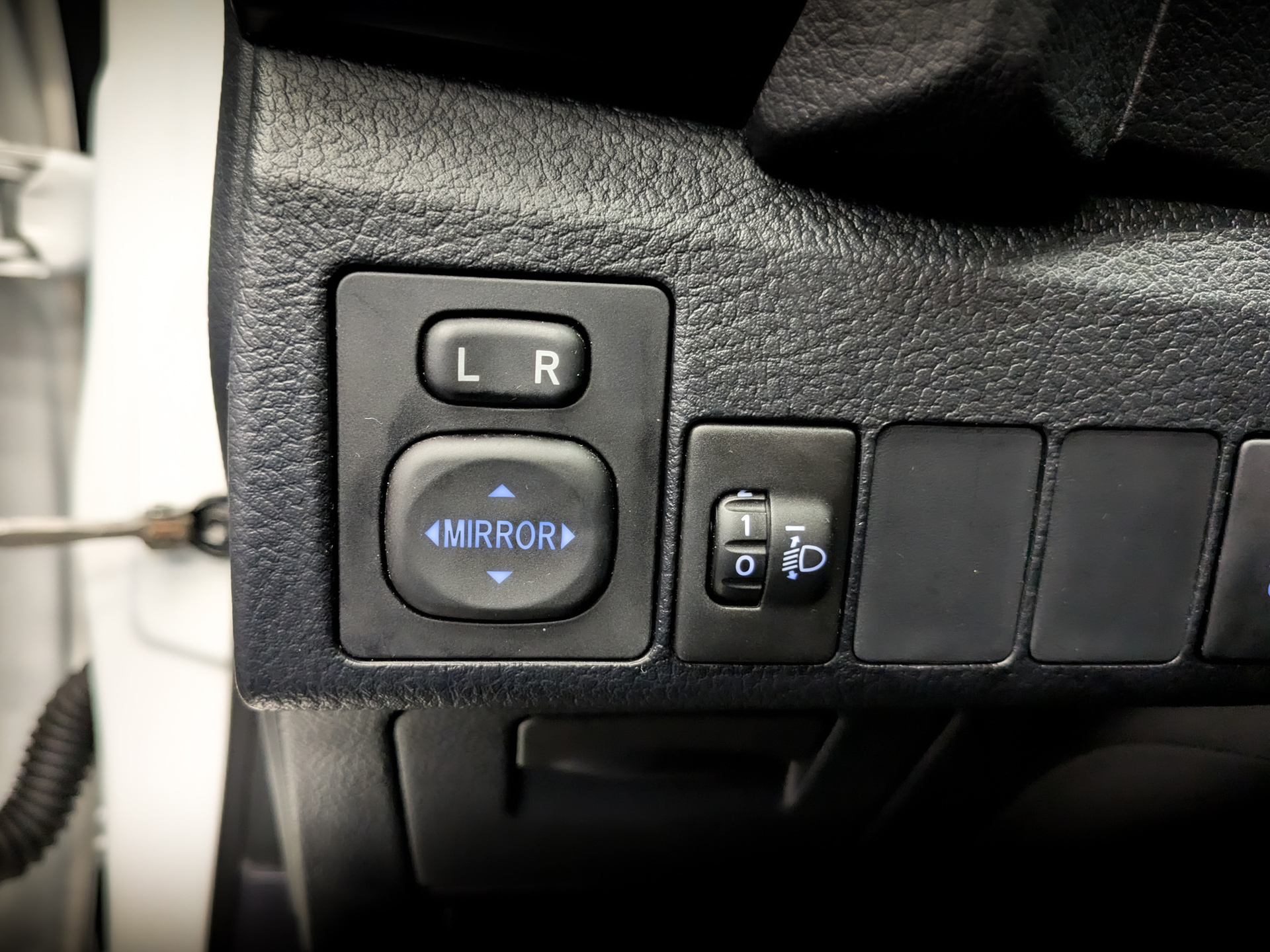 TOYOTA Auris 1.60 (132 л.с), автомат, 2014, пробег 90 640 км