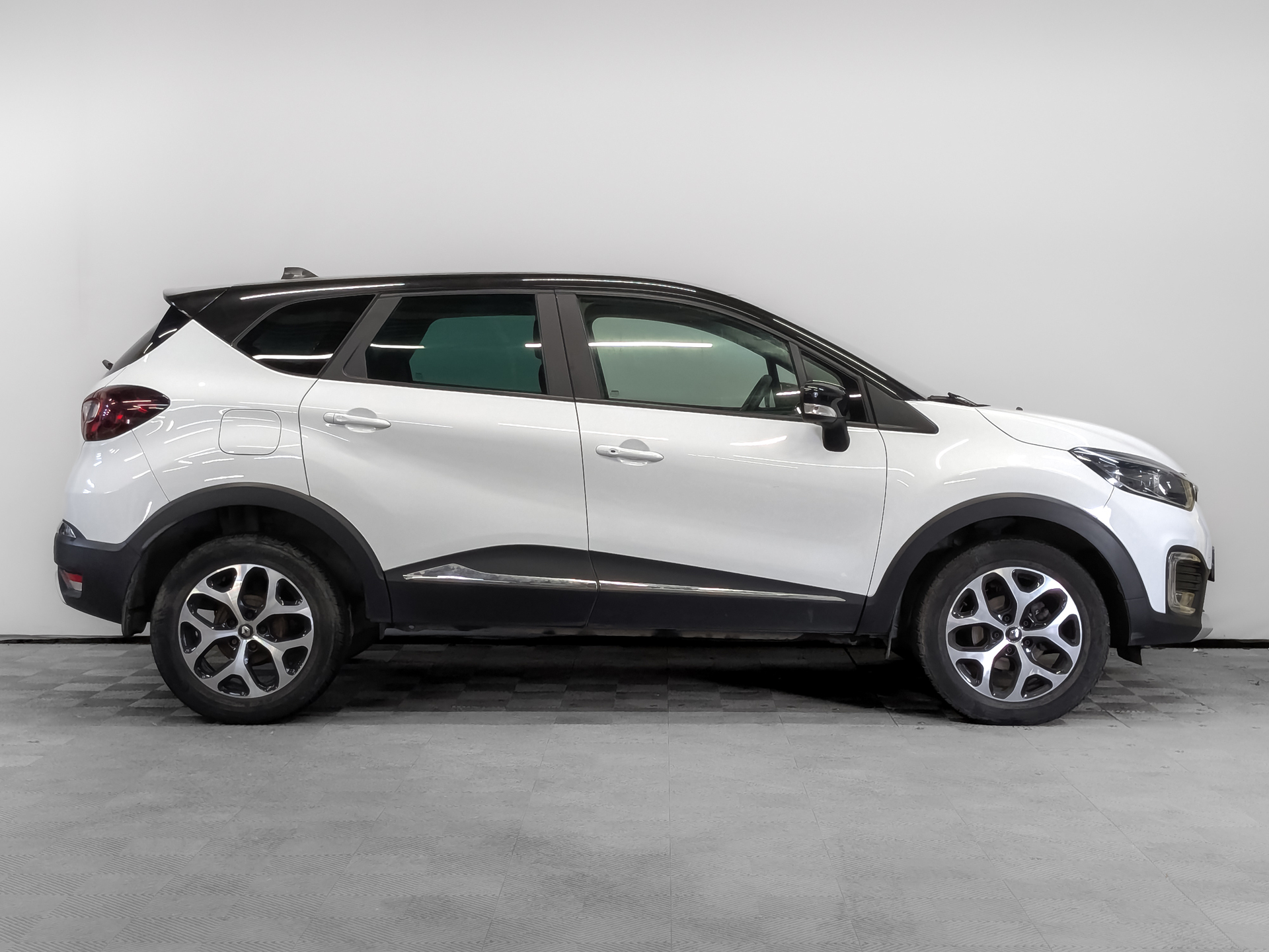 RENAULT Kaptur 1.60 (114 л.с), автомат, 2018, пробег 80 475 км