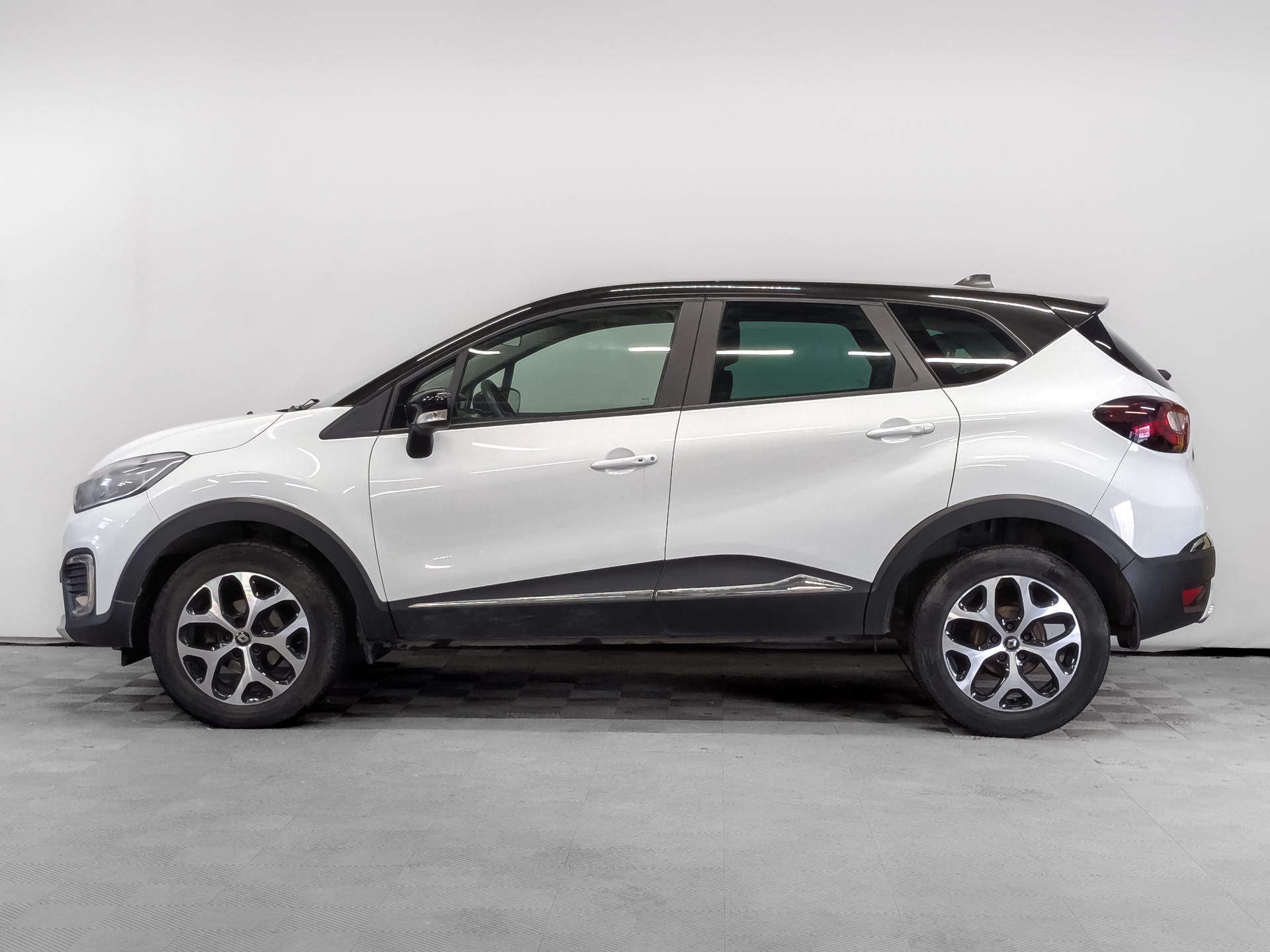 RENAULT Kaptur 1.60 (114 л.с), автомат, 2018, пробег 80 475 км