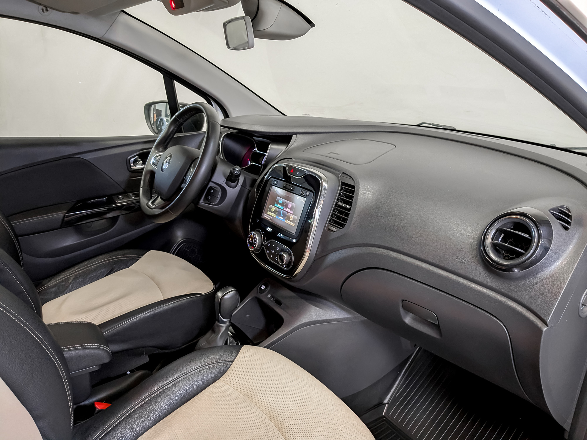 RENAULT Kaptur 1.60 (114 л.с), автомат, 2018, пробег 80 475 км