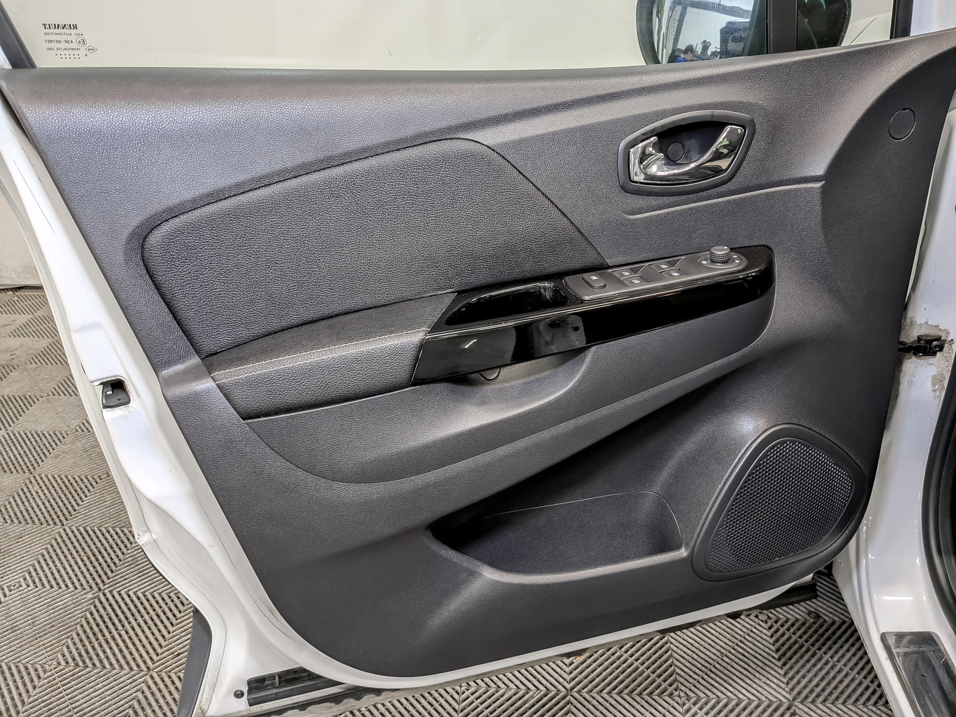 RENAULT Kaptur 1.60 (114 л.с), автомат, 2018, пробег 80 475 км