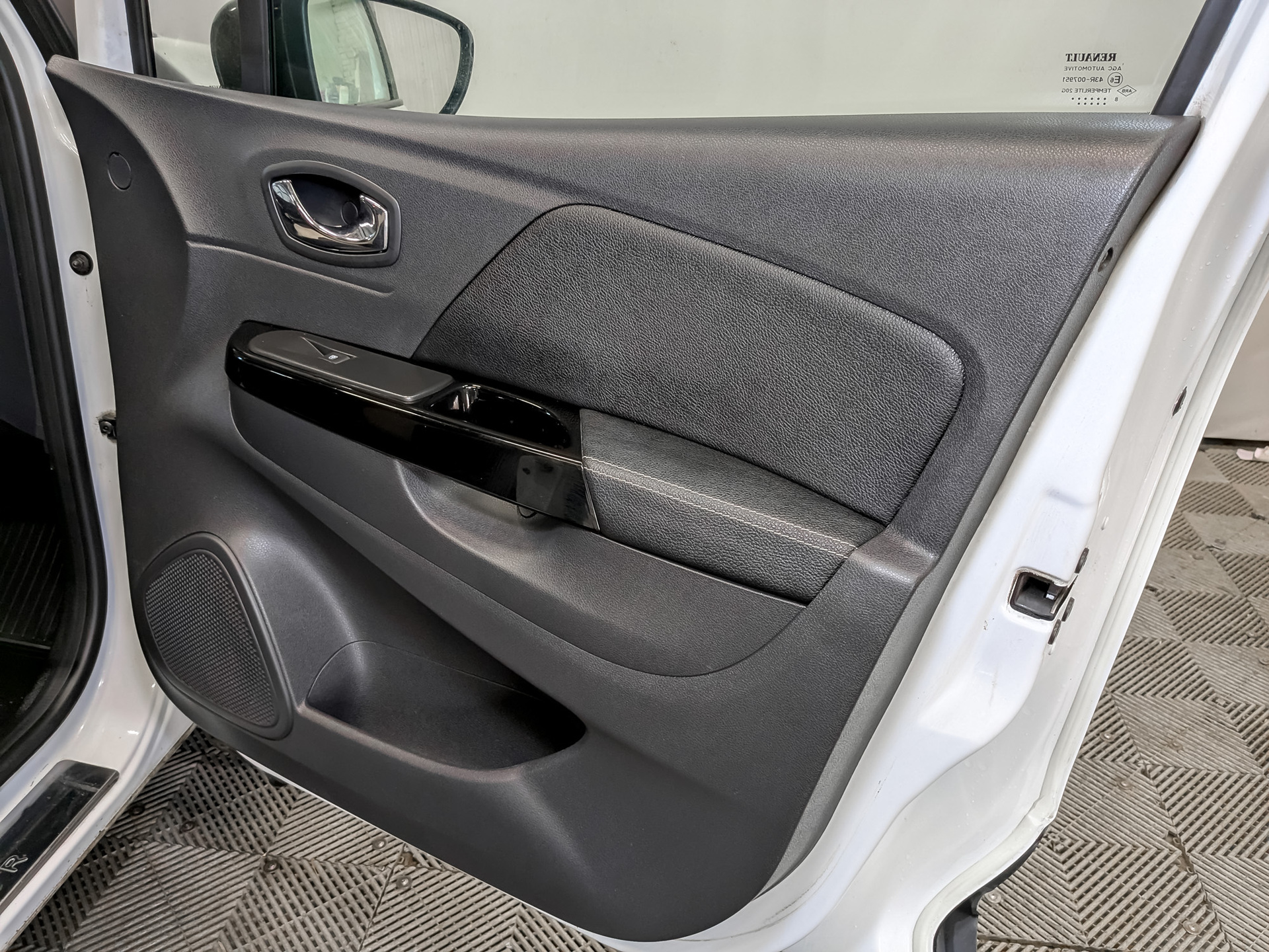 RENAULT Kaptur 1.60 (114 л.с), автомат, 2018, пробег 80 475 км
