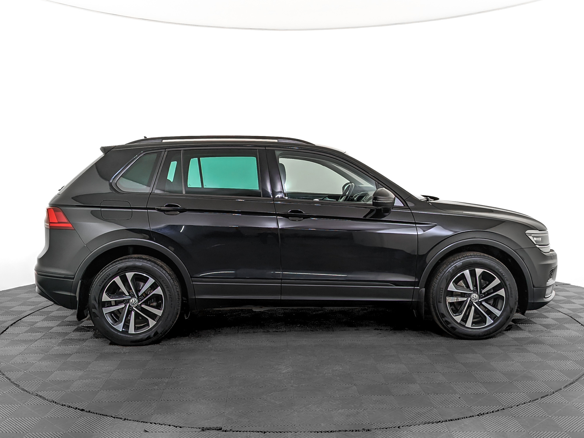 VOLKSWAGEN Tiguan 1.40 (150 л.с), автомат, 2019, пробег 181 317 км