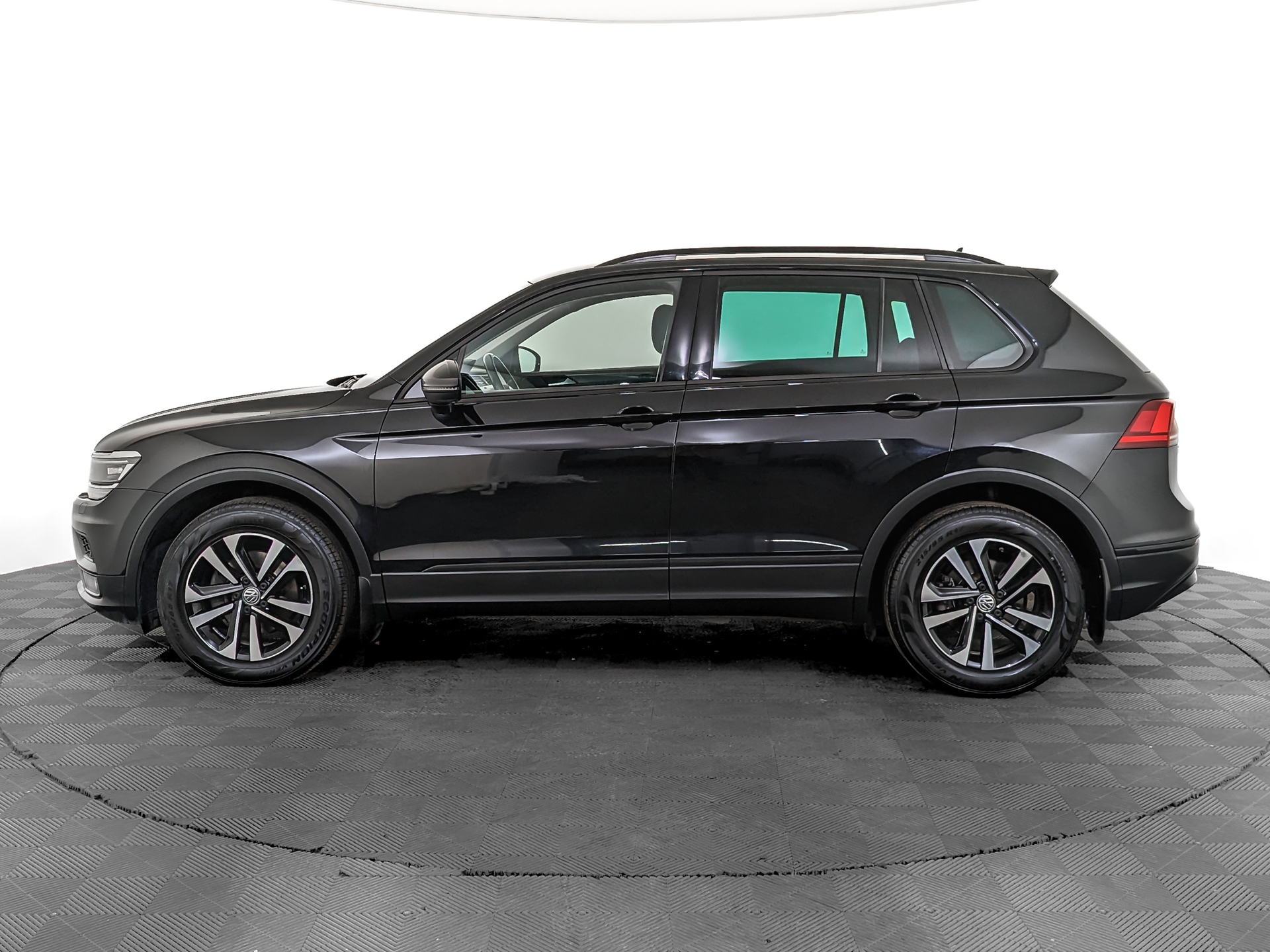 VOLKSWAGEN Tiguan 1.40 (150 л.с), автомат, 2019, пробег 181 317 км