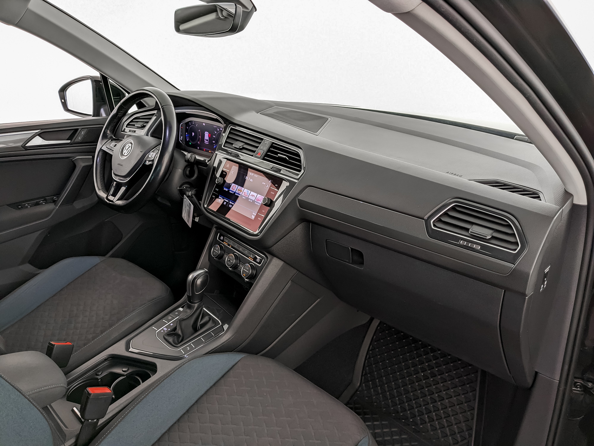 VOLKSWAGEN Tiguan 1.40 (150 л.с), автомат, 2019, пробег 181 317 км