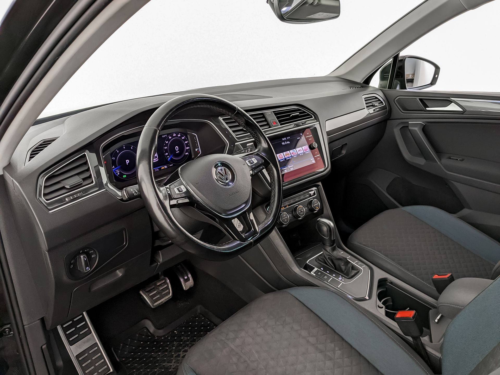 VOLKSWAGEN Tiguan 1.40 (150 л.с), автомат, 2019, пробег 181 317 км