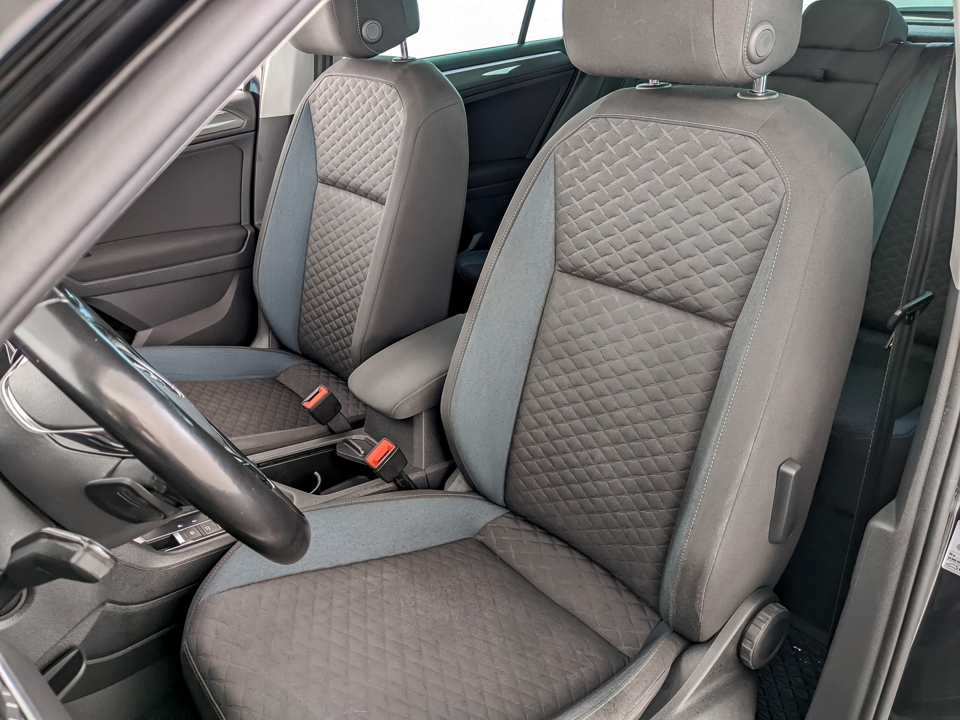 VOLKSWAGEN Tiguan 1.40 (150 л.с), автомат, 2019, пробег 181 317 км