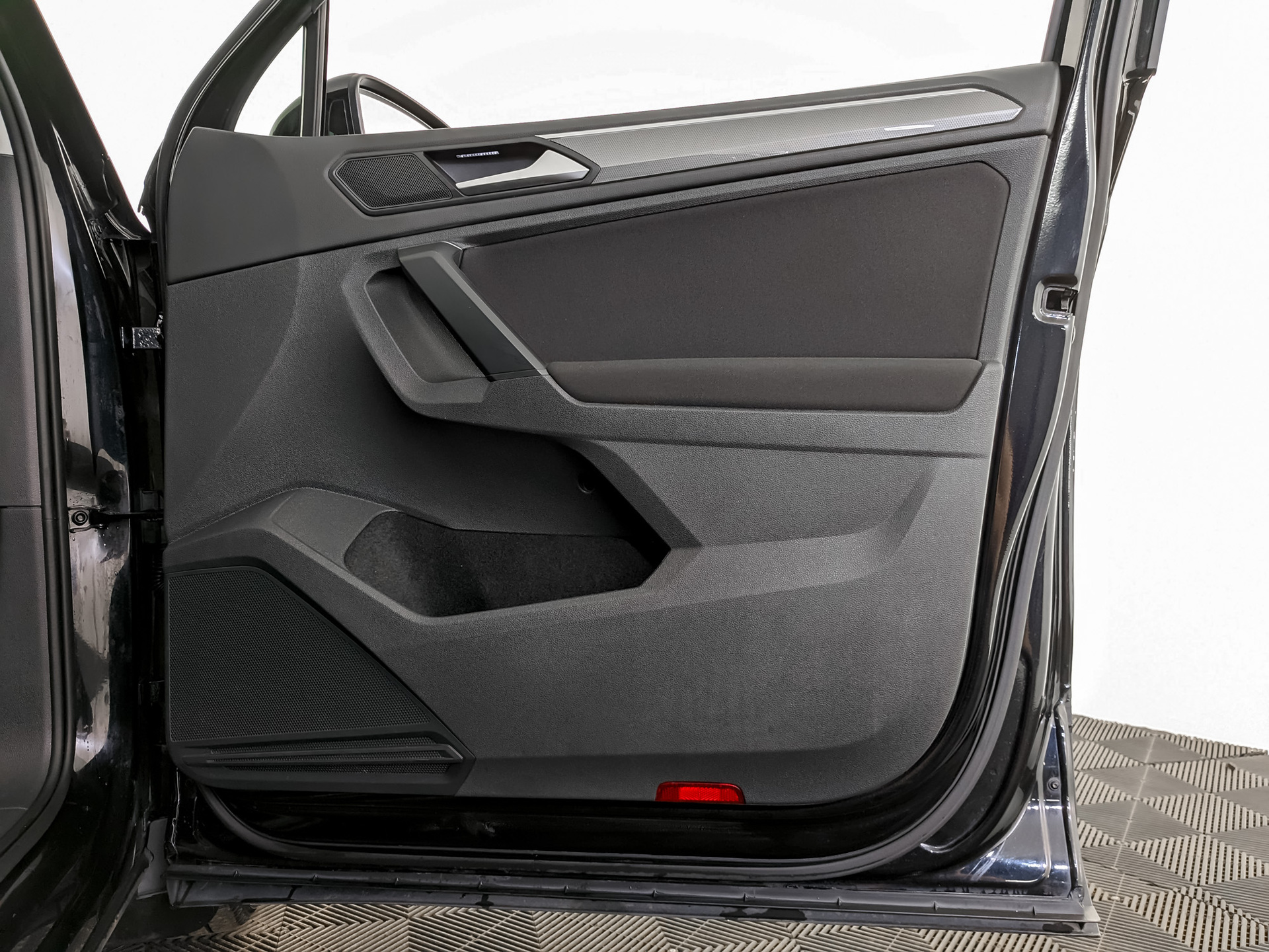 VOLKSWAGEN Tiguan 1.40 (150 л.с), автомат, 2019, пробег 181 317 км