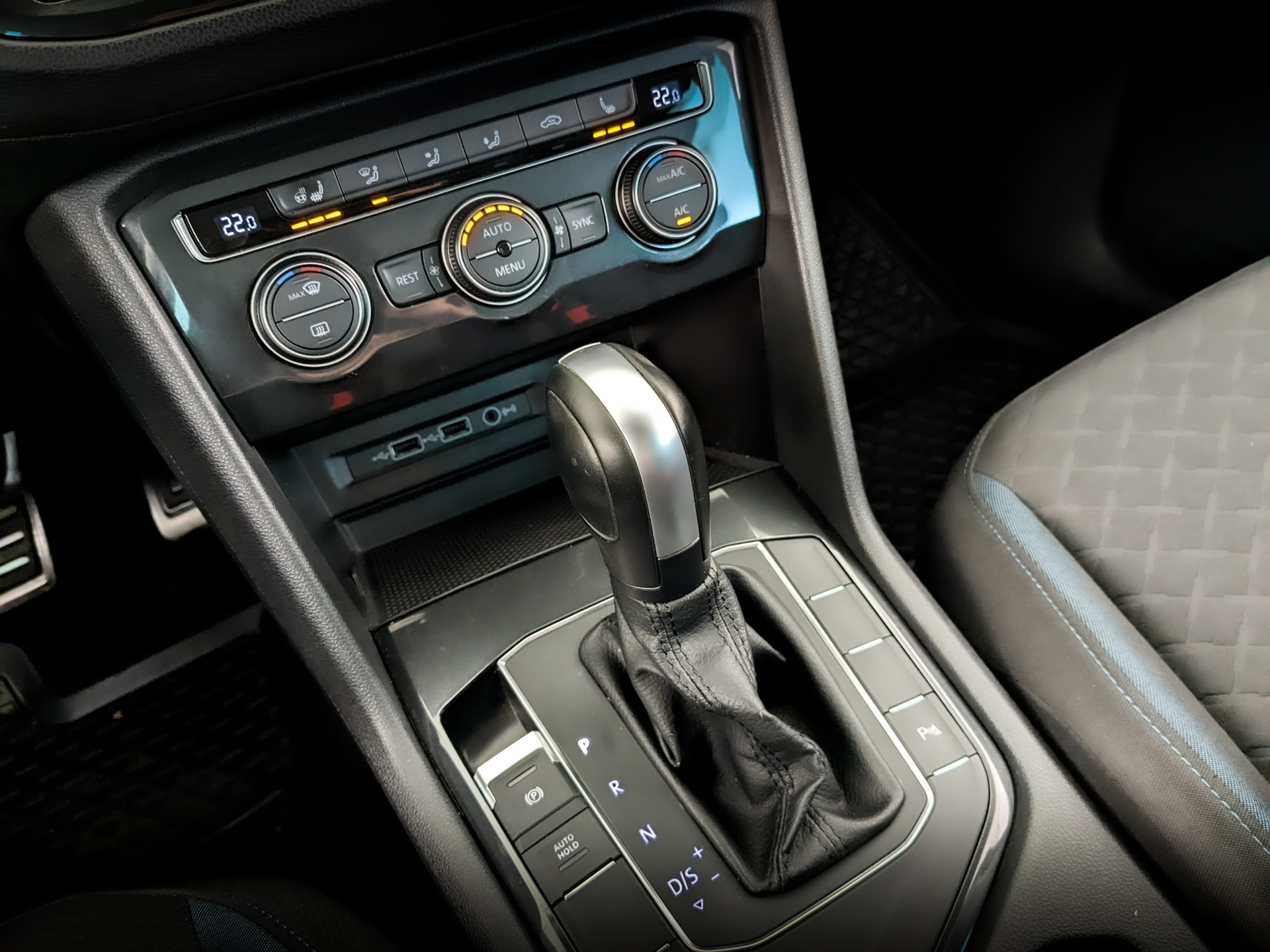 VOLKSWAGEN Tiguan 1.40 (150 л.с), автомат, 2019, пробег 181 317 км