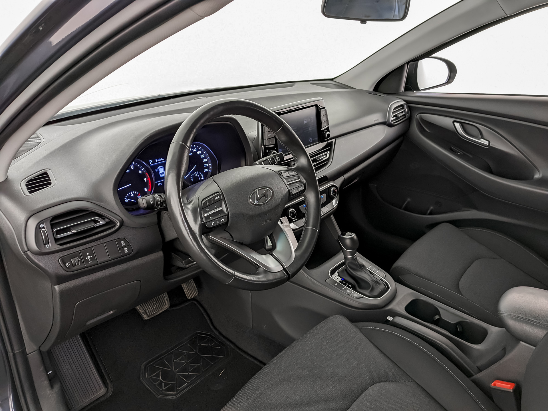 HYUNDAI i30 1.50 (110 л.с), автомат, 2022, пробег 103 890 км